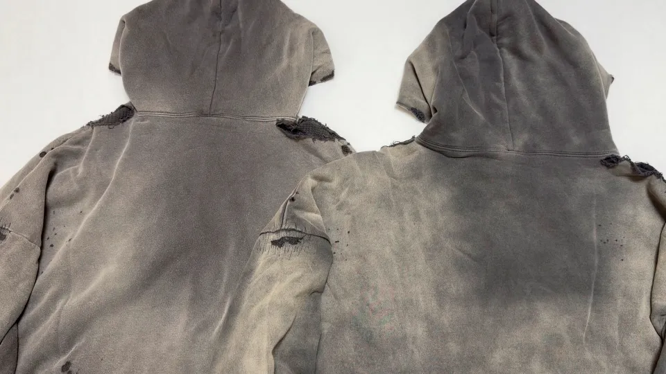 Pre-partum pattern SAINT Mxxxxxx DBL FACE ZIP UP HOODIE/CHARCOAL Double-layer destroyed waffle zipper jacket, washed black S-XL, a style that has been used in the summer. After continuous fine polishing, it is finally shipped. The finished product is simply a work of art. Super heavy washing and distressing. Multiple horse water fading. Excessive hand-made wormhole destruction processing. Deconstruction and reorganization embroidery technology. Custom-made zipper with LOGO. The color details of the zipper webbing are also correct. Original grade fruit main label and wash water label. Top purchasing grade. A layer of waffle fabric is added to the inner lining to make the overall texture stronger and increase the comfort and warmth of the wearer.